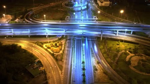 4K : Prise de vue aérienne par Drone hyperlapse d'une route autoroutière en mouvement rapide.