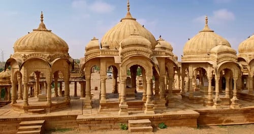 Cénotaphes de Bada Bagh (mausolée hindou) en grès dans le désert indien du Thar. Jaisalmer