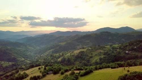 Luftaufnahme der endlosen üppigen Weiden der Karpaten und landwirtschaftlichen Flächen