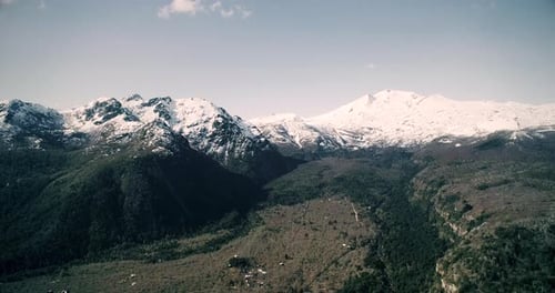 Slow motion, images de Drone en Slog-2 à 120 images par seconde dans le chillan de la ville de montagne au Chili