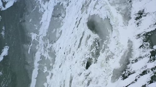 Fliegen über gefrostetem Eis. Eis schmelzen über wärmendem Wasser. Glattes Eis mit natürlichen Mustern.