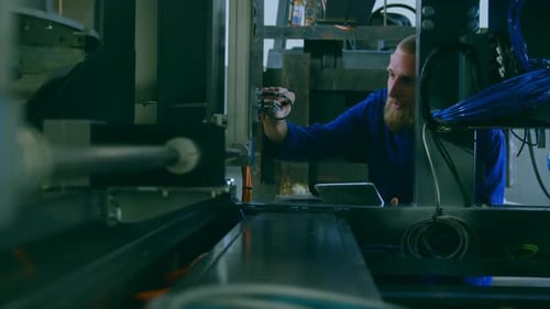 Roboteringenieur überprüft Kontrollbox im Lagerhaus 4k