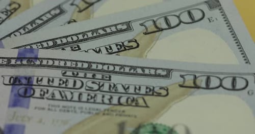 Hundert amerikanische Dollarscheine drehen sich. Nahaufnahme. Hintergrund mit Dollarscheinen