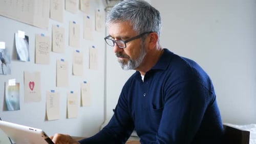 Man using digital tablet at home 4k
