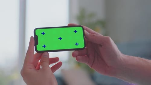Hand des Mannes hält Smartphone
