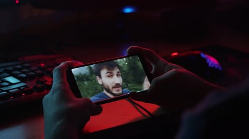 Junger erwachsener Teenager beobachtet Teenie-Vlogger am Telefon