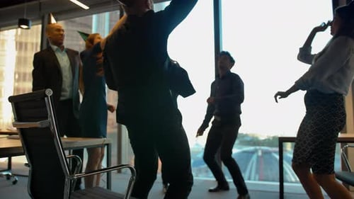 Funcionários felizes comemorando aniversário no escritório com Serpentine