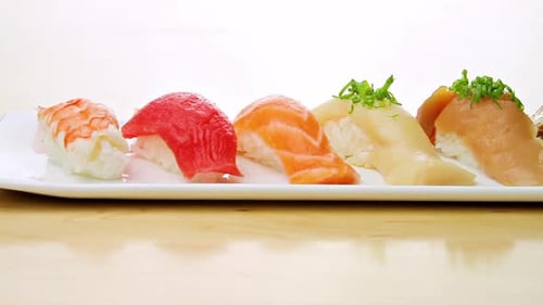Kamerabewegungen passieren einen Teller mit Sushi