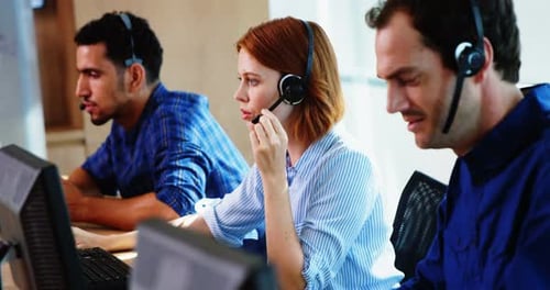 Team von Geschäftsführern arbeitet am Schreibtisch zusammen