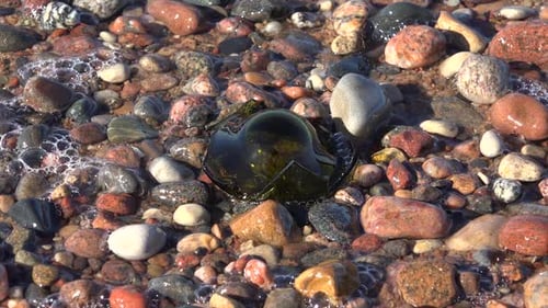 Zerbrochenes Glas am Strand