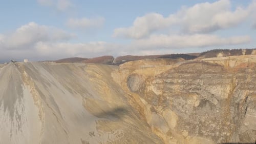 Tagebau Boden in Schichten langsame Neigung 4K 2160p 30fps UltraHD-Aufnahmen - Verschmutzte Natur nach Minera
