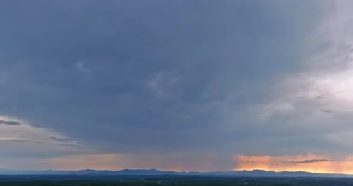 Gewitterwolken bei Sonnenuntergang bei Sonnenuntergang in einem Dramatisch Panorama