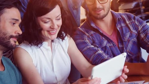 Geschäftskollegen diskutieren über digitales Tablet