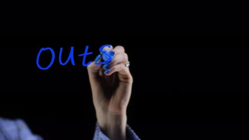Das Wort Outsourcing ist in einem Marker geschrieben