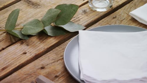 Divers couverts sur table en bois 4k