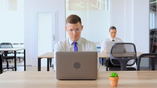 L'homme est heureux de faire son travail au bureau