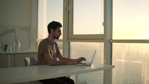 Freelancer europeu de cabelos escuros abre laptop para trabalhar