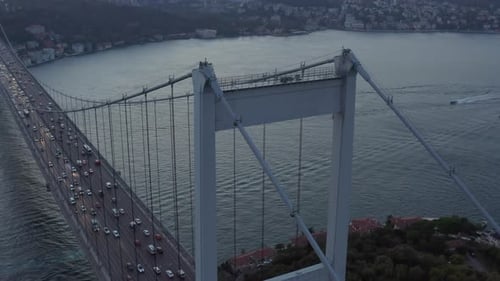 Brücke mit Autoverkehr bei Sonnenuntergang, Luftneigung nach unten zum Vogelauge von oben nach unten