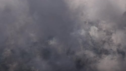 In grauen Wolken fliegen 01