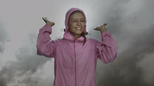 Frau in der Natur bei Regen 2