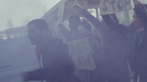 Un groupe de manifestants affronte la police anti-émeute