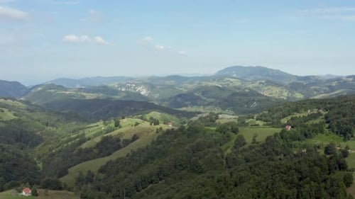 Drohnenvideo des Berges mit den Gipfeln der Wälder Wunderschöne Landschaft