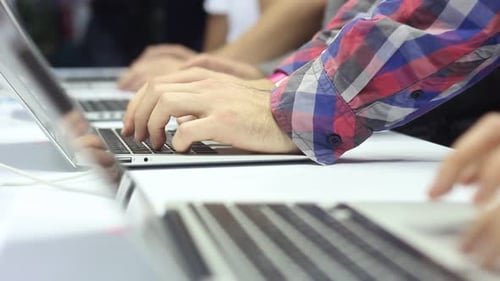 A equipe de desenvolvimento está trabalhando no notebook moderno