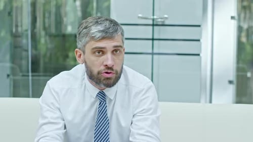 Seriöser Geschäftsmann im Gespräch mit Geschäftsfrau