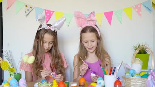 Frohe Ostern. Schöne kleine Kinder tragen am Ostertag Hasenohren.
