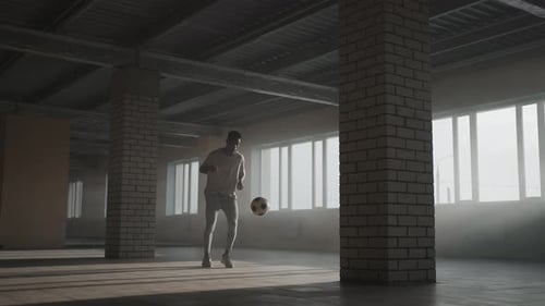 Chico afroamericano entrena en fútbol estilo libre y su habilidad para un juego profesional en un