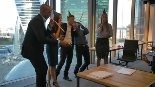 Colegas felizes comemorando o aniversário do chefe no escritório.