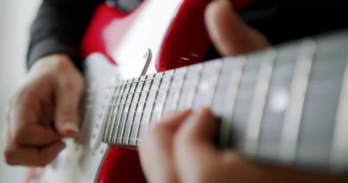 Musiker spielt Gitarre während eines Live-Auftritts
