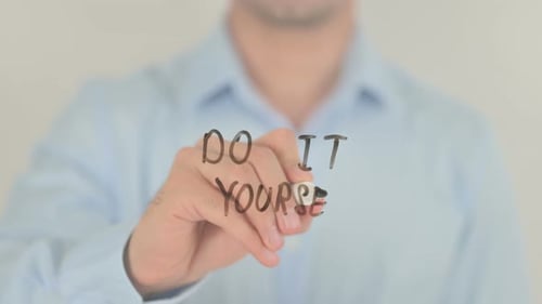Mach es selbst, Mann, der auf transparentem Bildschirm schreibt