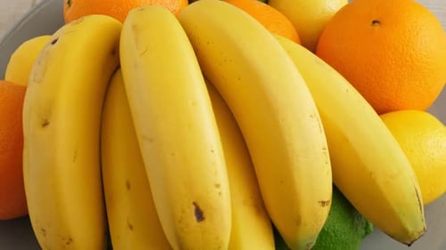 Halb geschnittene saftige Limette auf Zitrusfruchthintergrund, viel Zitrone, Orangen und Limetten Draufsicht