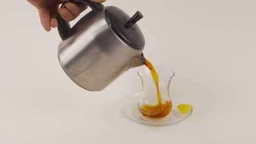 Poner el té de la tetera en un vaso.