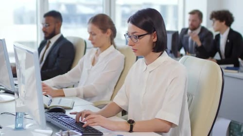 Personnes travaillant au bureau