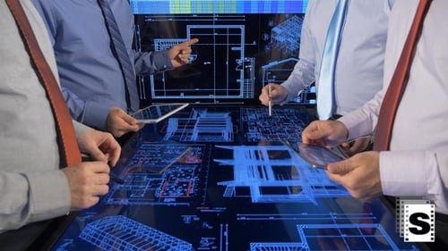 Bauingenieure arbeiten an Bildschirmen