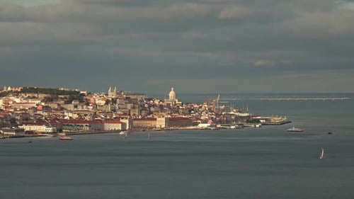 Altstadt von Lissabon bei Sonnenuntergang