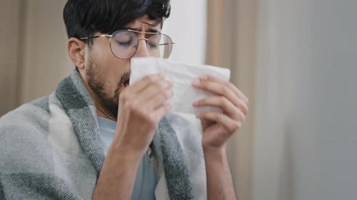 Gros plan triste homme barbu arabe épuisé souffrant d'allergies saisonnières virus de la poussière respiratoire