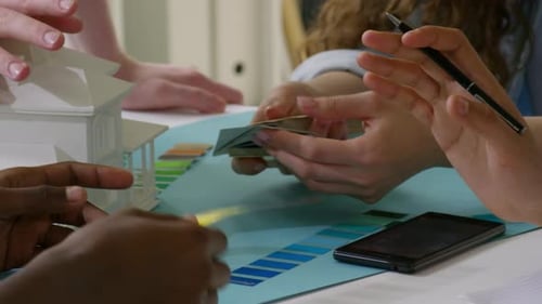 L'équipe choisit les couleurs pour le prototype de maison