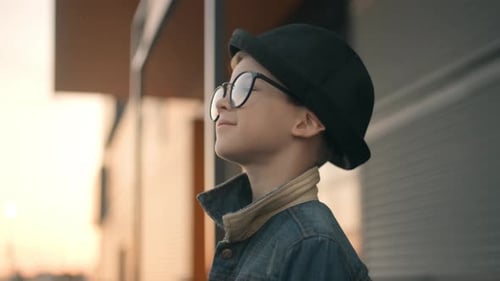 Smart Boy avec des lunettes. Portrait du modèle Happy Smart Kid