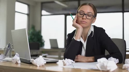 Femme qui s'ennuie réfléchit au démarrage au bureau, manque de nouvelles idées, démotivée