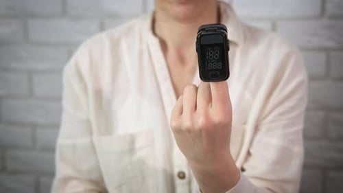 Glückliche Diagnose mit Pulseoximeter