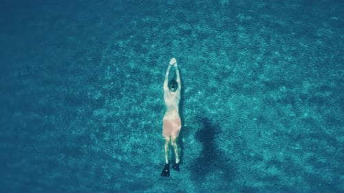 Explorer l'océan sous l'eau avec un masque et des palmes