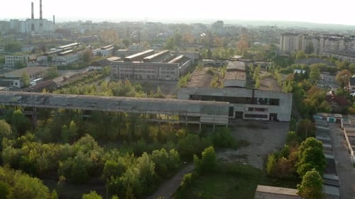 Zumbido aéreo de visión amplia. Sobrevolando una antigua fábrica en ruinas un edificio industrial para su demolición.