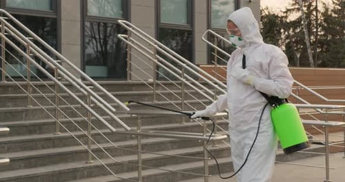 Chemische Desinfektion auf der Oberfläche gegen Coronavirus. Hygienemaßnahmen an öffentlichen Orten während