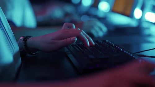 крупный план рук киберспортсмена на клавиатуре