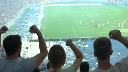 Aficionados al fútbol cantando y apoyando al equipo nacional durante la tanda de penaltis