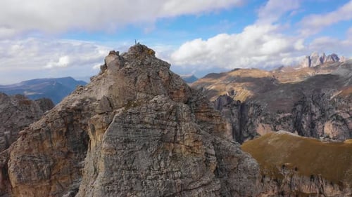 Luftaufnahme des Paso Gardena Pass in der Provinz Bozen, Dolomiten, Fliegen in der Nähe der Pizes