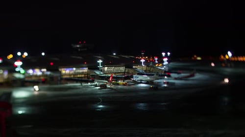 Zeitraffer für die Wartung und das Einsteigen in Flugzeuge am Flughafen Vnukovo in der Winternacht